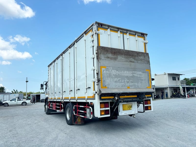 🚚หกล้อตู้สิบบาน ISUZU FTR   240 เเรง ปี 2565 Sาคา  1,760,000.-(2375)