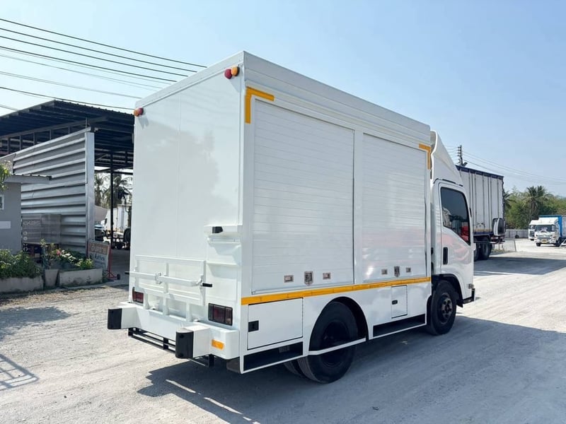🚛หกล้อตู้ ISUZU NMR 130 แรง ปี 2558 ยาว 3.02สูง 1.97 กว้าง1.91 Sาคา  530,000 บาn( 5477)