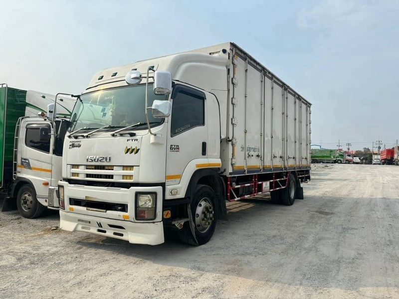 หกล้อตู้สิบบาน ISUZU FTR  240 แรงม้า ปี 2557 (9785)
