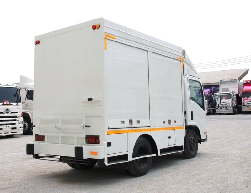 หกล้อ FOOD TRUCK ISUZU NMR 130 แรงม้า ปี 2558 (3140) หกล้อ FOOD TRUCK ISUZU NMR 130 แรงม้า ปี 2558 (3140)