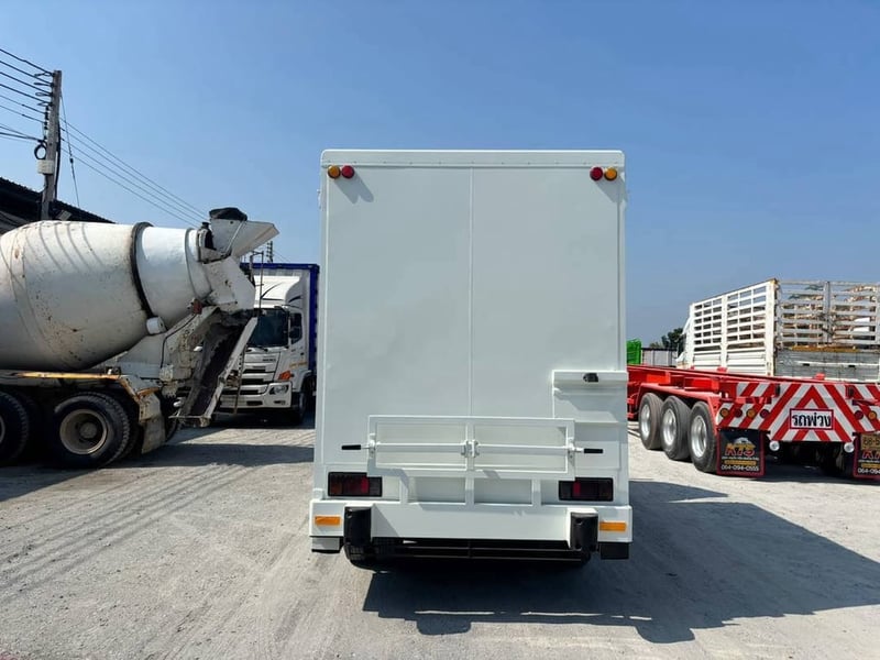 🚛หกล้อตู้ ISUZU NMR 130 แรง ปี 2558 ยาว 3.02สูง 1.97 กว้าง1.91 Sาคา  530,000 บาn( 5477)
