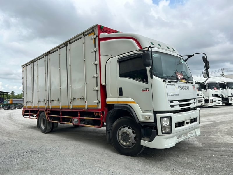 หกล้อตู้สิบบาน ISUZU FTR 240 แรง ปี 2561 (8202) ยาว 7.67 สูงใน 2.62 กว้างใน 2.4 หกล้อตู้สิบบาน ISUZU FTR 240 แรง ปี 2561 (8202) ยาว 7.67 สูงใน 2.62 กว้างใน 2.4