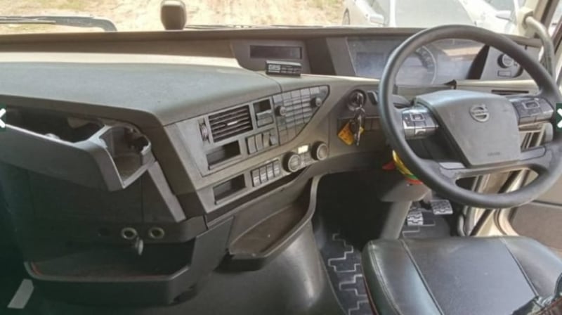 สิบล้อหัวลาก VOLVO  440 แรงม้า ปี 2558 (8454)