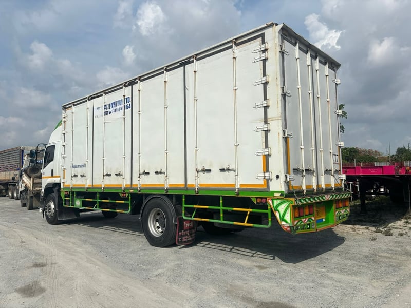 หกล้อตู้สิบบาน  ISUZU  FTR 240 แรงม้า ปี 2560 ( 0651)