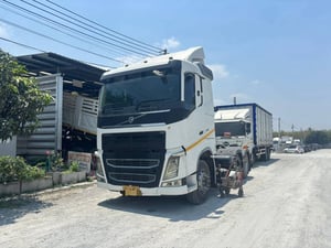 ด่วน Vายตัด  สิบล้อหัวลาก VOLVO หัวสูง FH 440 เเรงม้า ปี 2558  ภายในกว้าง (8454) Sาคา 1,230,000.-