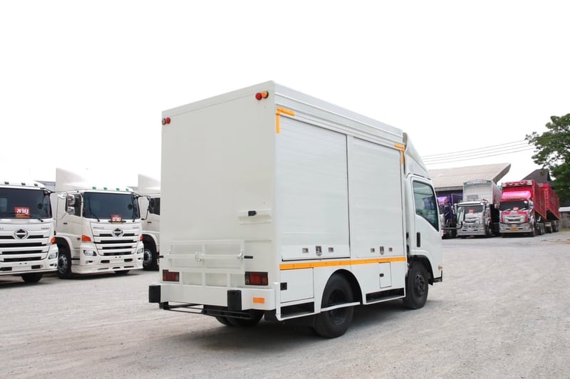 หกล้อ FOOD TRUCK ISUZU NMR 130 แรงม้า ปี 2558 (3140)