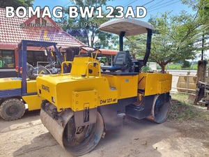 BOMAG BW123AD ขนาด 4ตัน, หน้าเหล็ก-หลังเหล็ก สั่นสะเทือนหน้า-หลัง,ขับเคลื่อน 2 เพลา, เลี้ยวเอว, เครื่องยนต์ MITSUBISHI -K4F,  ยังไม่เคยใช้งานในไทย