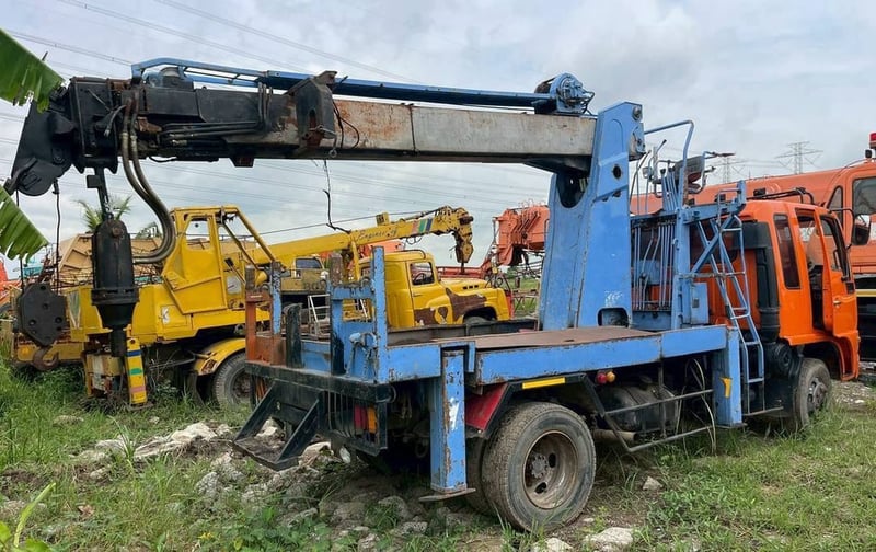 รถเจาะเสาไฟฟ้า 6 ล้อ