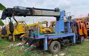 รถเจาะเสาไฟฟ้า 6 ล้อ