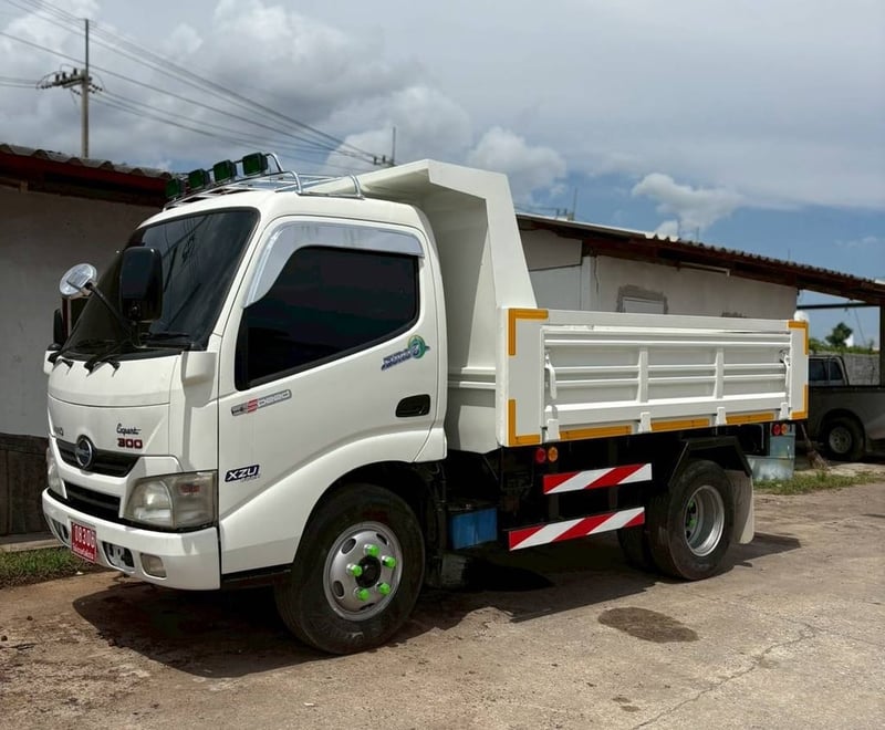 6 ล้อดั้ม Hino Dutro