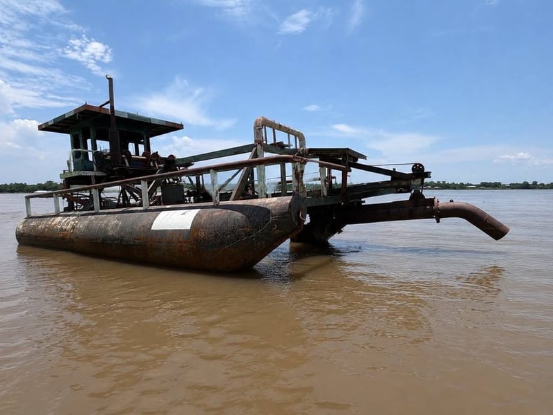 เรือดูดทราย สวย ๆ สภาพ ยาว 13.5 ไม่ผุ เรือดูดทราย สวย ๆ สภาพ ยาว 13.5 ไม่ผุ