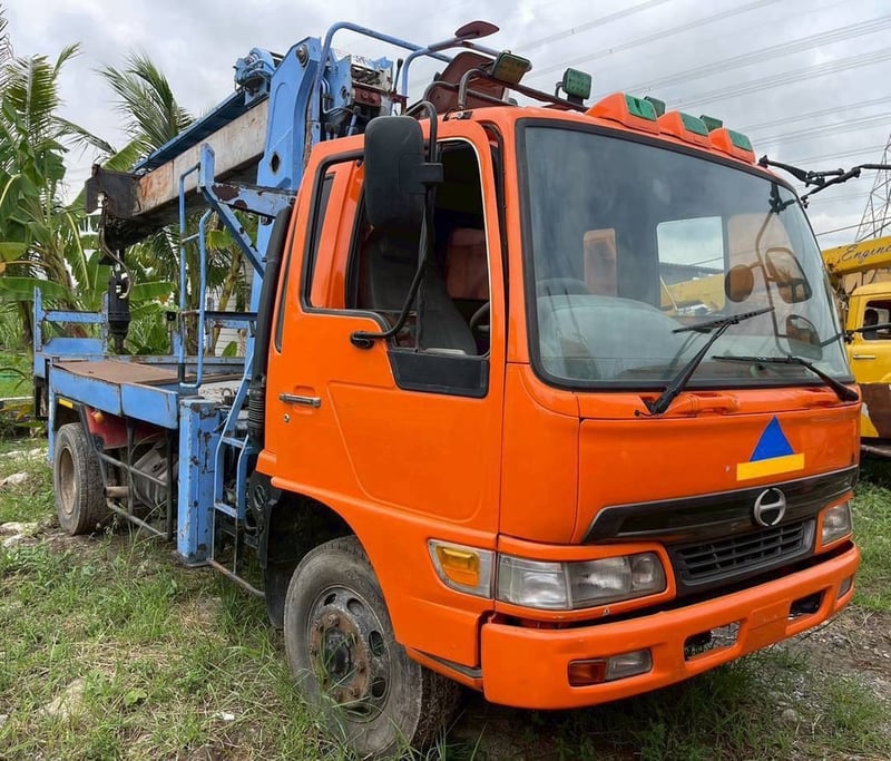 รถเจาะเสาไฟฟ้า 6 ล้อ