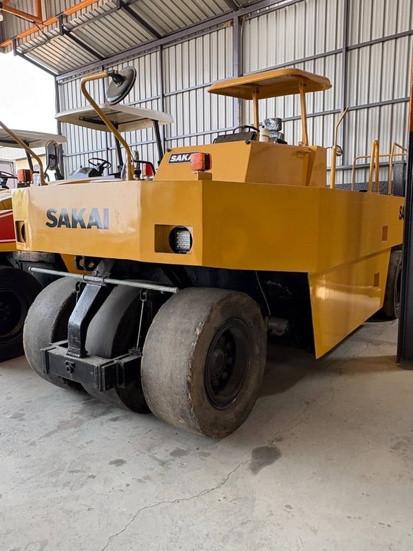 รถบดล้อยาง 7 ล้อ SAKAI T2