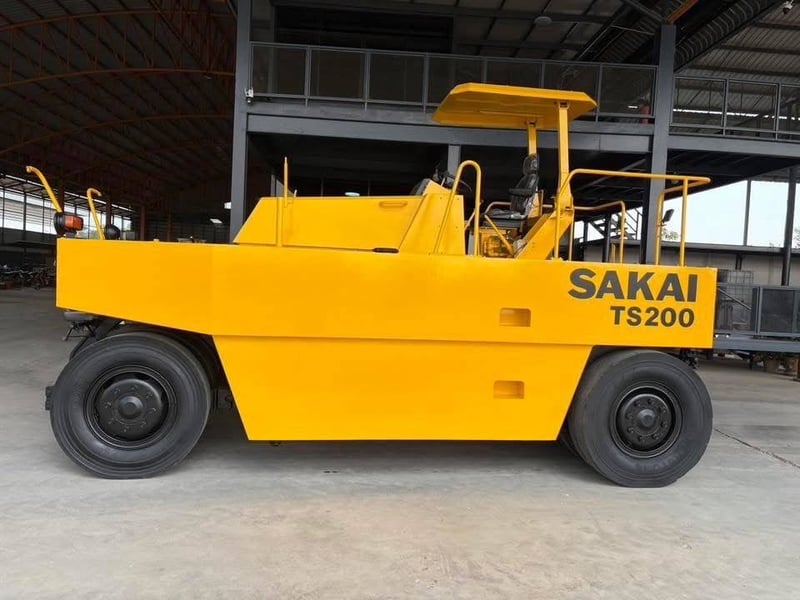 รถบด 9 ล้อยาง SAKAT  TS200