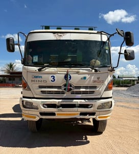 HINO  330แรงม้า รถบรรทุก 10ล้อ โม่ผสมปูน ปี2015