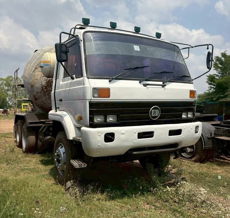 รถโม่ปูน 10 ล้อ 2 เพลา Nissan