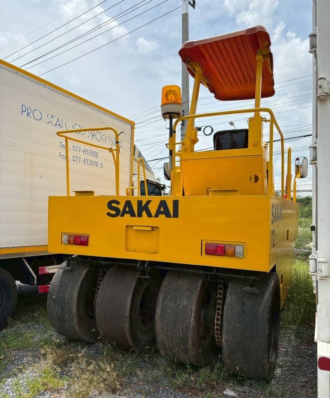 รถบดล้อยาง 7 ล้อ Sakai T2