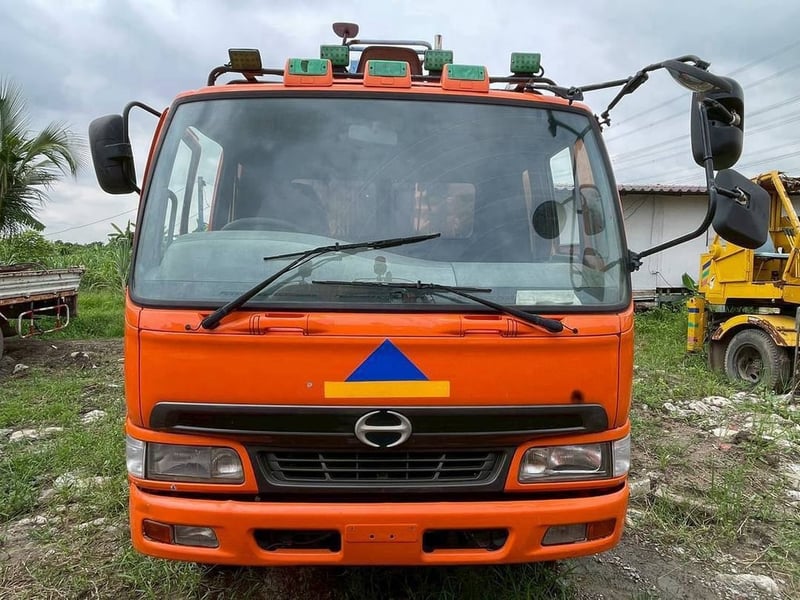 รถเจาะเสาไฟฟ้า 6 ล้อ