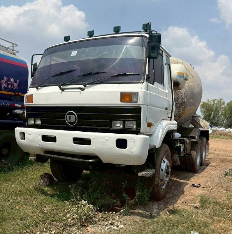 รถโม่ปูน 10 ล้อ 2 เพลา Nissan