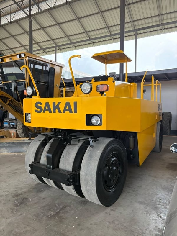 รถบด 9 ล้อยาง SAKAT  TS200