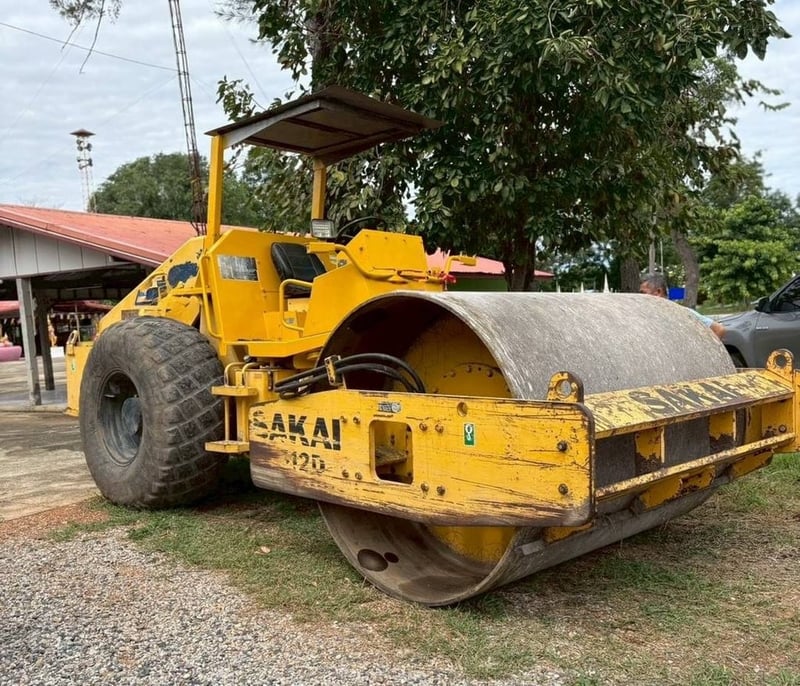 รถบด 10 ตัน SAKAI SV512D
