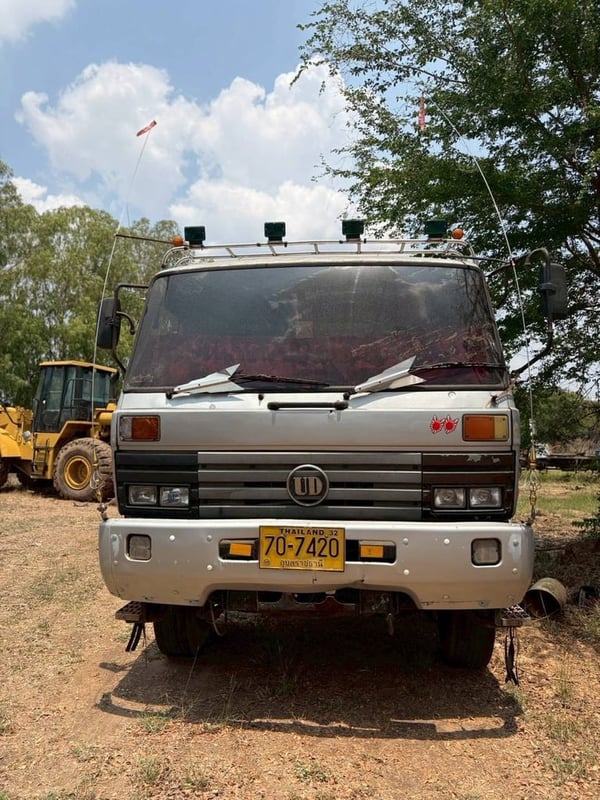 NISSAN UD CWM รถบรรทุก หัวลาก 10ล้อ พร้อมพื้นเรียบ3เพลา NISSAN UD CWM รถบรรทุก หัวลาก 10ล้อ พร้อมพื้นเรียบ3เพลา