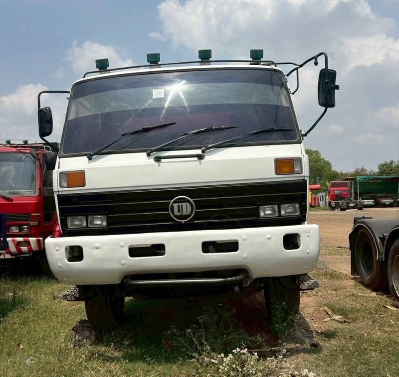 รถโม่ปูน 10 ล้อ 2 เพลา Nissan