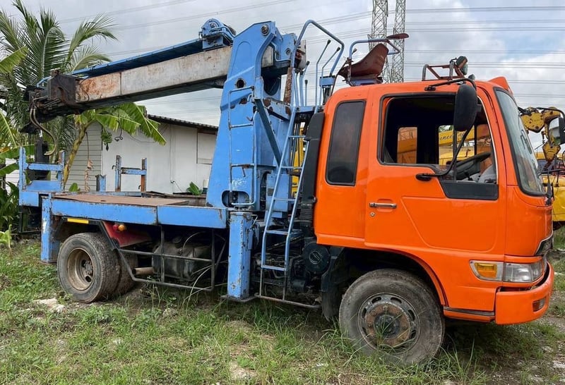 รถเจาะเสาไฟฟ้า 6 ล้อ