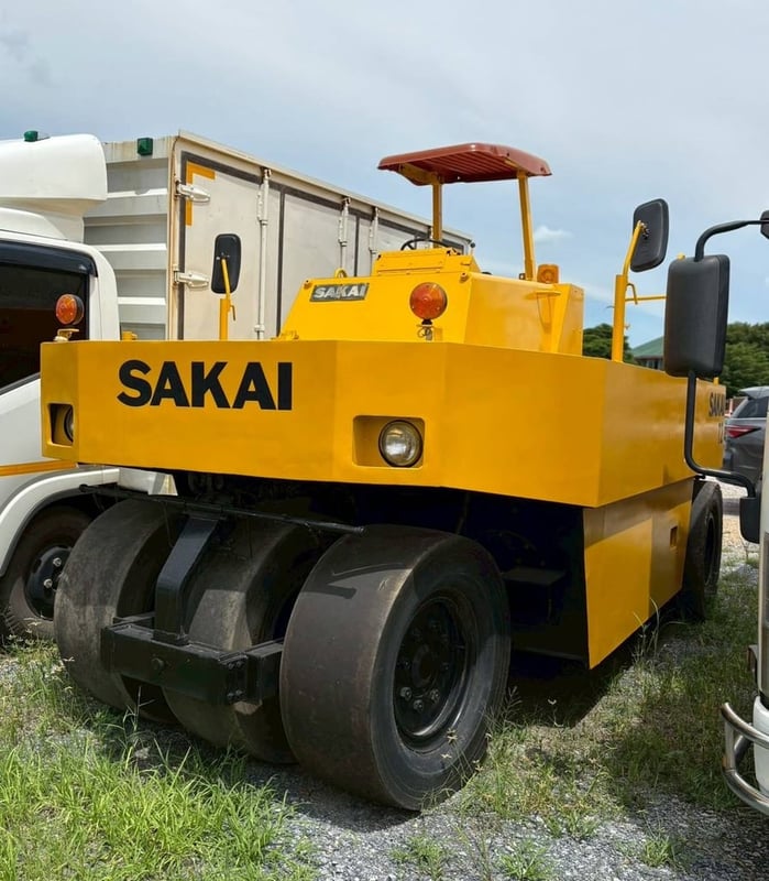 รถบดล้อยาง 7 ล้อ Sakai T2