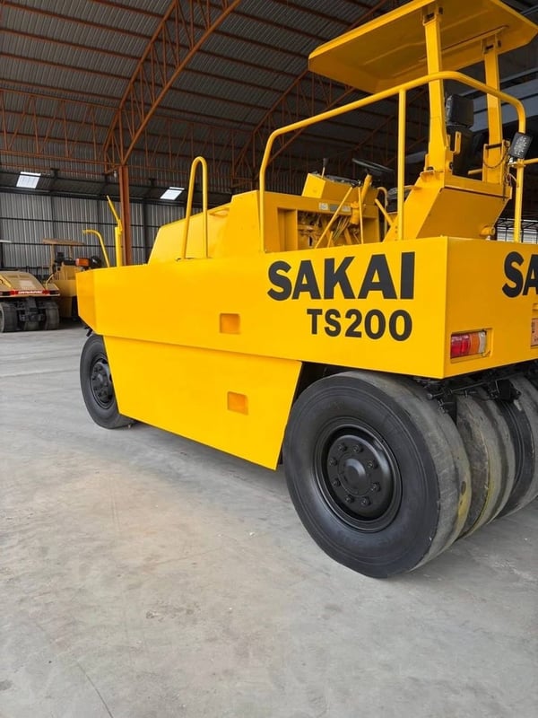 รถบด 9 ล้อยาง SAKAT  TS200