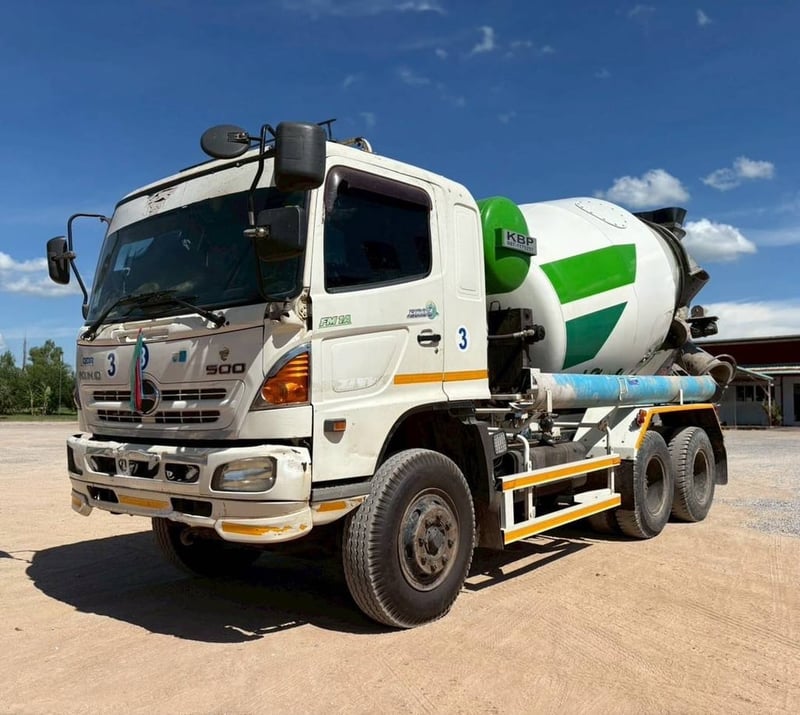 HINO  330แรงม้า รถบรรทุก 10ล้อ โม่ผสมปูน ปี2015