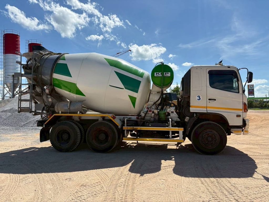 HINO  330แรงม้า รถบรรทุก 10ล้อ โม่ผสมปูน ปี2015