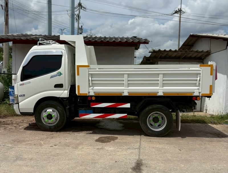 6 ล้อดั้ม Hino Dutro