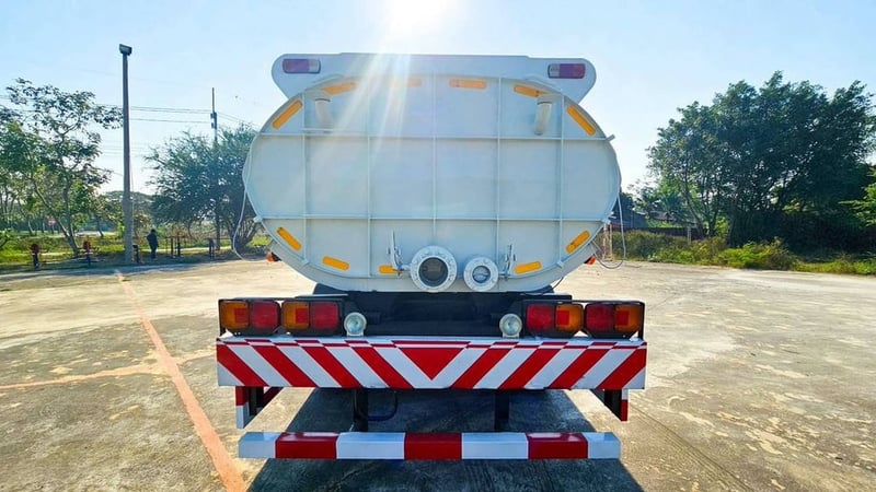 รถน้ำ 10 ล้อ 2 เพลา บรรจุ 15,000 ลิตร รถน้ำ 10 ล้อ 2 เพลา บรรจุ 15,000 ลิตร