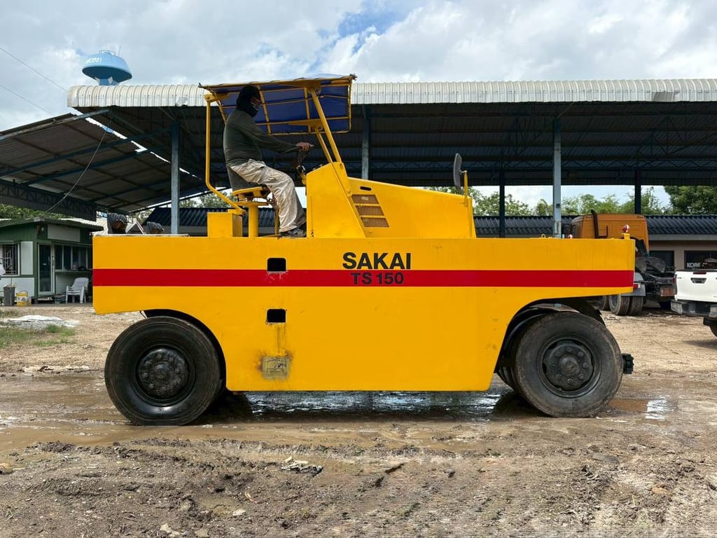 รถบด 9 ล้อยาง SAKAI TS150