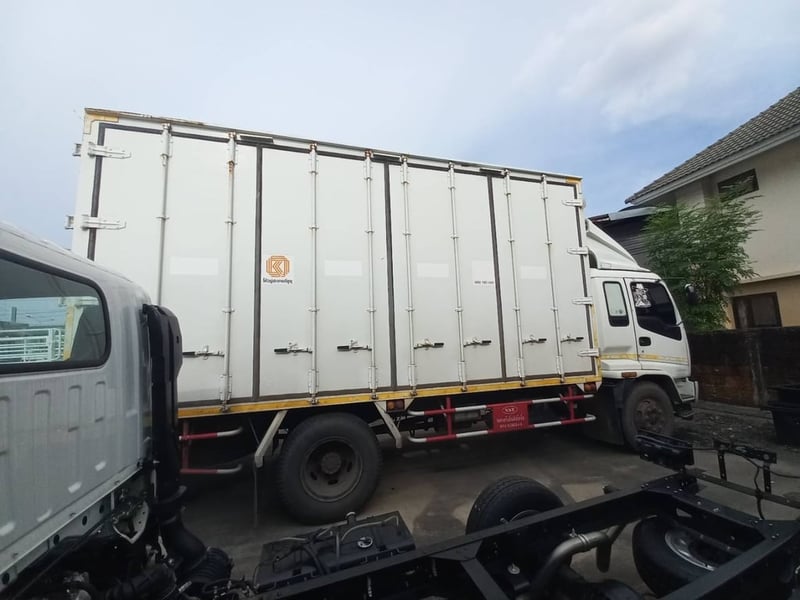 ISUZU FTR 195แรงม้า รถบรรทุก 6ล้อ ตู้แห้ง ปี2005