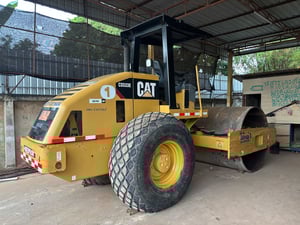 รถบดสั่นสะเทือน CAT CS533E  พร้อมเปลือกหนามให้ มีเล่มทะเบียน