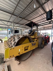 รถบดสั่นสะเทือน CAT CS533E  พร้อมเปลือกหนามให้ มีเล่มทะเบียน