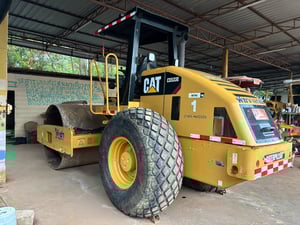 รถบดสั่นสะเทือน CAT CS533E  พร้อมเปลือกหนามให้ มีเล่มทะเบียน