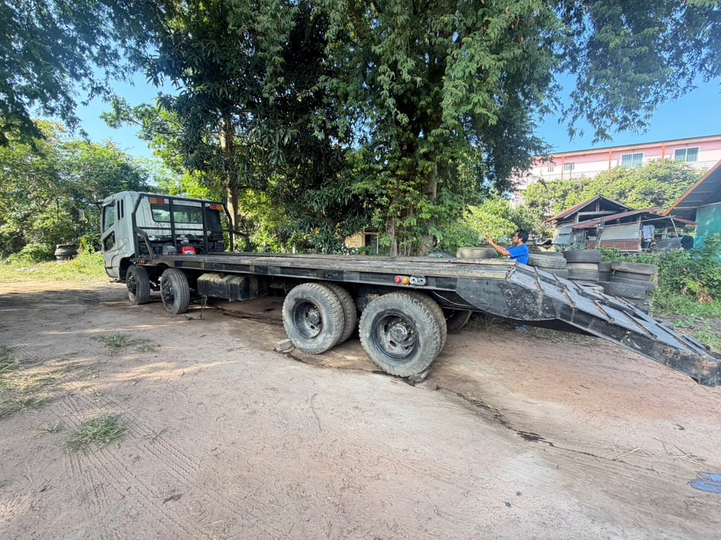 รถ 12 ล้อ ท้ายลาด ล้อมิตซูเครื่อง 330 แรง2 เพลาพร้อมใช้งาน