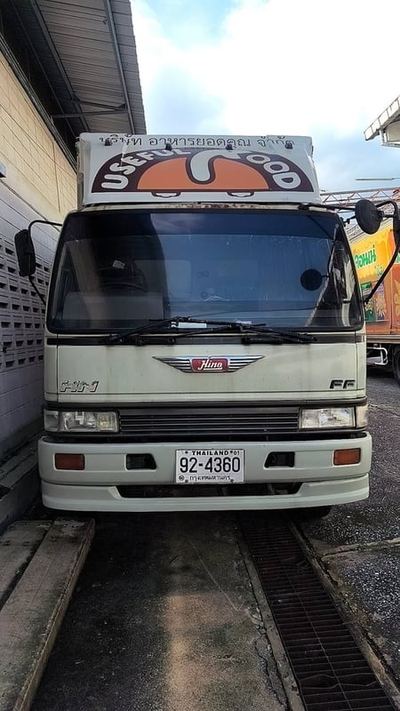 รถฮีโน่ 6 ล้อ ตู้แห้ง ปี2539