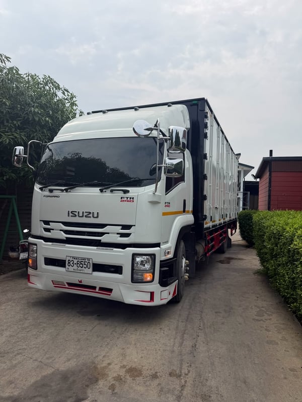 ISUZU FTR 220แรงม้า รถบรรทุก 6ล้อ ตู้แห้ง ปี2011