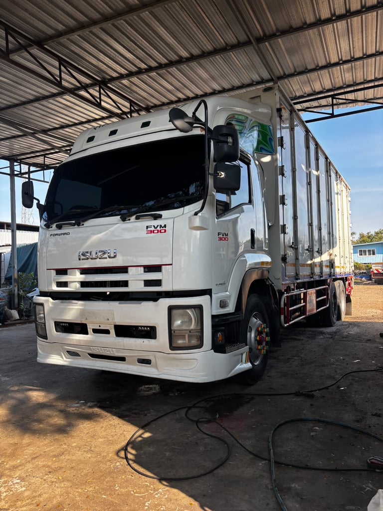 ISUZU FVM 300แรงม้า รถบรรทุก 10ล้อ ตู้แห้ง ปี2016 เลขไมล์น้อยกว่า 500,000 กม.