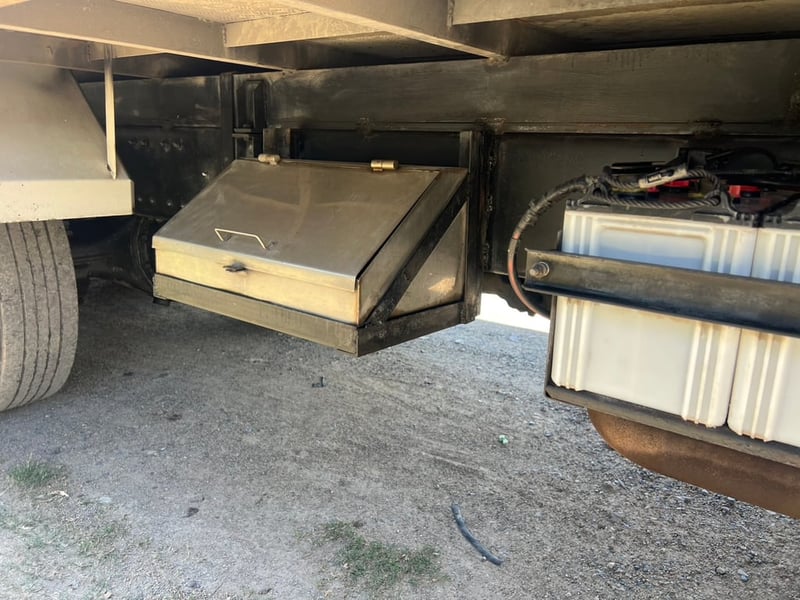 HINO FL 212แรงม้า รถบรรทุก 10ล้อ กระบะเหล็ก ปี2013 เลขไมล์น้อยกว่า 500,000 กม. HINO FL 212แรงม้า รถบรรทุก 10ล้อ กระบะเหล็ก ปี2013 เลขไมล์น้อยกว่า 500,000 กม.