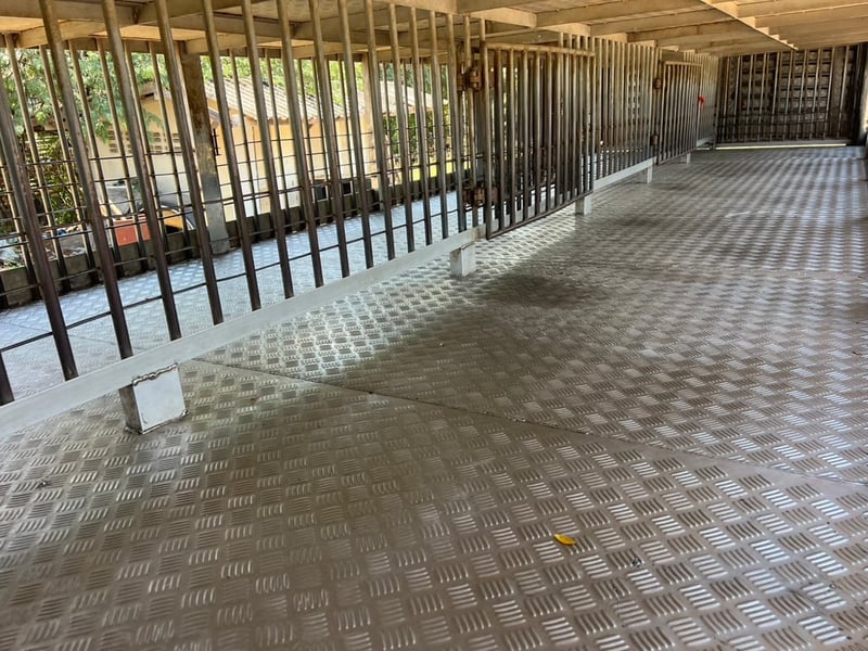 HINO FL 212แรงม้า รถบรรทุก 10ล้อ กระบะเหล็ก ปี2013 เลขไมล์น้อยกว่า 500,000 กม. HINO FL 212แรงม้า รถบรรทุก 10ล้อ กระบะเหล็ก ปี2013 เลขไมล์น้อยกว่า 500,000 กม.