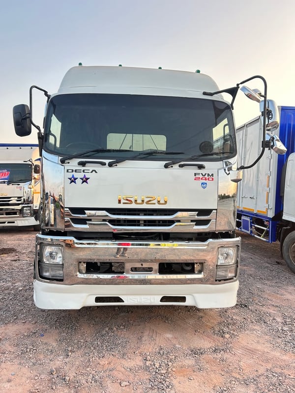 ISUZU FVM 240แรงม้า รถบรรทุก 10ล้อ หัวลาก เฉพาะหัว ปี2009 เลขไมล์น้อยกว่า 500,000 กม. ISUZU FVM 240แรงม้า รถบรรทุก 10ล้อ หัวลาก เฉพาะหัว ปี2009 เลขไมล์น้อยกว่า 500,000 กม.