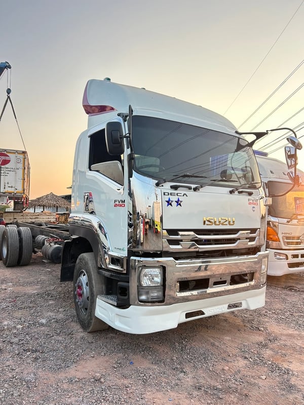 ISUZU FVM 240แรงม้า รถบรรทุก 10ล้อ หัวลาก เฉพาะหัว ปี2009 เลขไมล์น้อยกว่า 500,000 กม. ISUZU FVM 240แรงม้า รถบรรทุก 10ล้อ หัวลาก เฉพาะหัว ปี2009 เลขไมล์น้อยกว่า 500,000 กม.