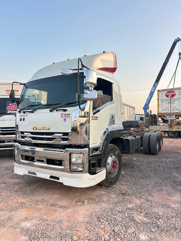 ISUZU FVM 240แรงม้า รถบรรทุก 10ล้อ หัวลาก เฉพาะหัว ปี2009 เลขไมล์น้อยกว่า 500,000 กม. ISUZU FVM 240แรงม้า รถบรรทุก 10ล้อ หัวลาก เฉพาะหัว ปี2009 เลขไมล์น้อยกว่า 500,000 กม.