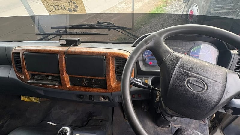 HINO FG 212แรงม้า รถบรรทุก หัวลาก 10ล้อ ตู้แห้ง ปี2004 เลขไมล์น้อยกว่า 500,000 กม.