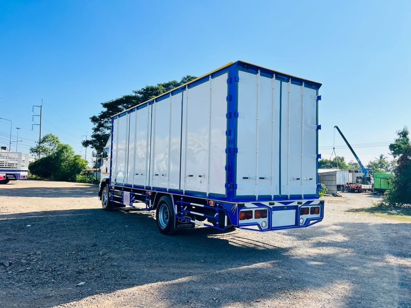 ❤️6ล้อISUZUรุ่นFTRเครือง240 ❤️ปี63ตู้10บาน ตู้กว้างใน2.42 ❤️ยาว7.5เมตรสุง2.55 เมตร ❤️ตู้บิวใหม่เหมือนตู้ใหม่เลยครับ ❤️ตัดสดจัดไฟแนนช์ ทักมานะครับ ☎️0926833726